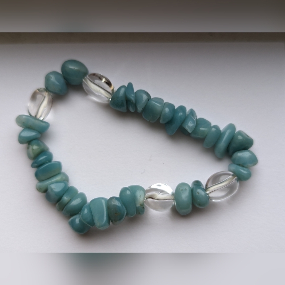 Aqua gem stone and 4 clear stone stretch bracelet light turquoise color